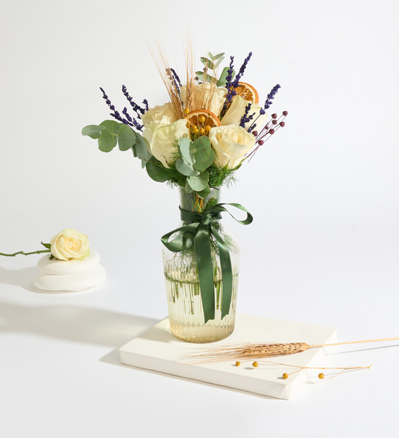 Cam Vazoda Beyaz Gül Aranjmanı