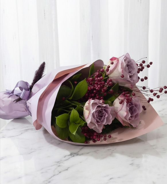 Lila Pembe Bukette Mor Luna ve 3 Lila Gül