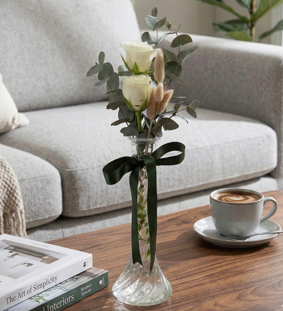 İnce Cam Vazoda Bej Lagurus ve Beyaz Güller