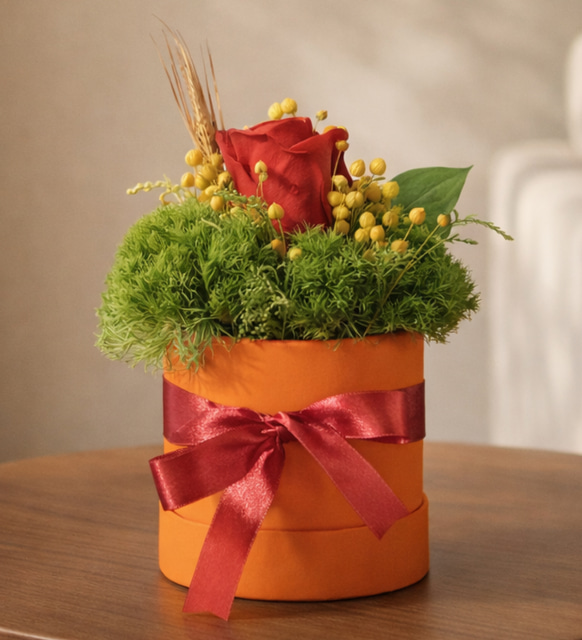 Turuncu Kutuda Sarı Phalaris ve Kırmızı Gül