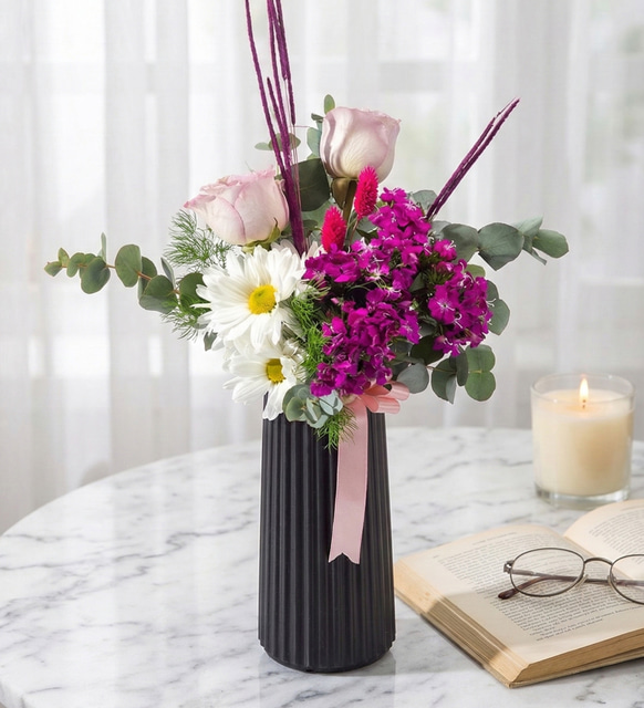 Siyah Çizgili Vazoda Hüsnüyusuf ve Lila Güller
