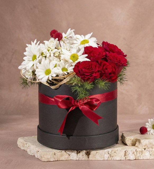 Siyah Kutuda 7 Kırmızı Gül ve Beyaz Papatyalar