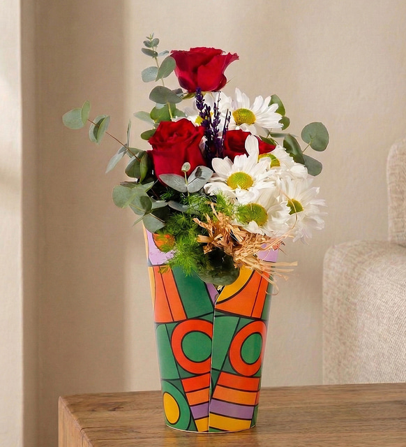 Renkli Kutuda Beyaz Papatyalar ve Kırmızı Güller